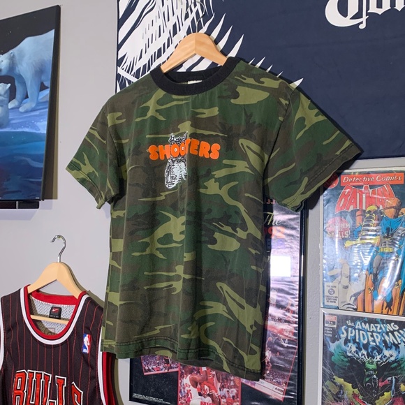 Vintage Camo Hooters "Shooters" SGT Blondie T-shirt - Picture 2 of 5